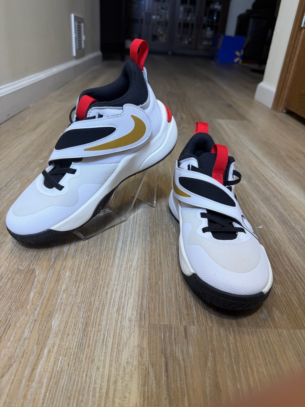 Nike Team Hustle D 11 Basketball Shoes Size 5Y White Black Red Gold New